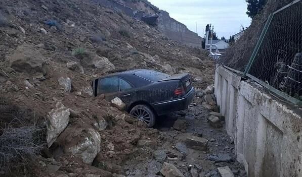 Bibiheybətdəki sürüşmədə maşın torpaq altında qaldı