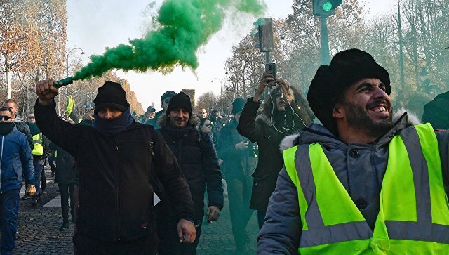 Parisdə polis “sarı jiletlilər”ə qarşı qaz və tüstü şaşkalarından istifadə edib