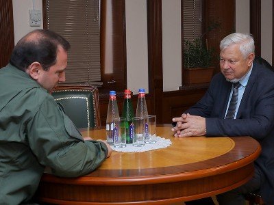 Anjey Kaspşik və Ermənistanın müdafiə naziri təmas xəttindəki vəziyyəti müzakirə ediblər