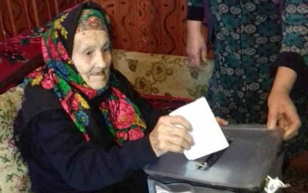 104 yaşlı azərbaycanlı səsvermədə – FOTO