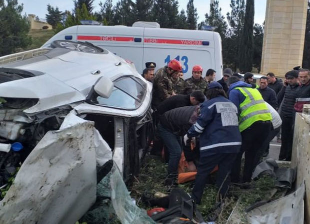 Azərbaycanda dəhşətli qəza: Maşın beton lövhəyə çırpıldı, yasa gedənlər öldü – FOTO