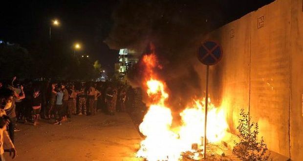 İraqda həftə ərzində ikinci dəfə İranın konsulluq binası yandırılıb