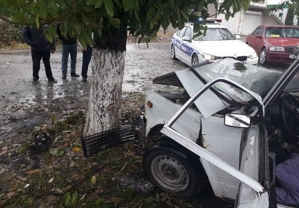 Qaxda maşın ağaca çırpıldı: Ölən var