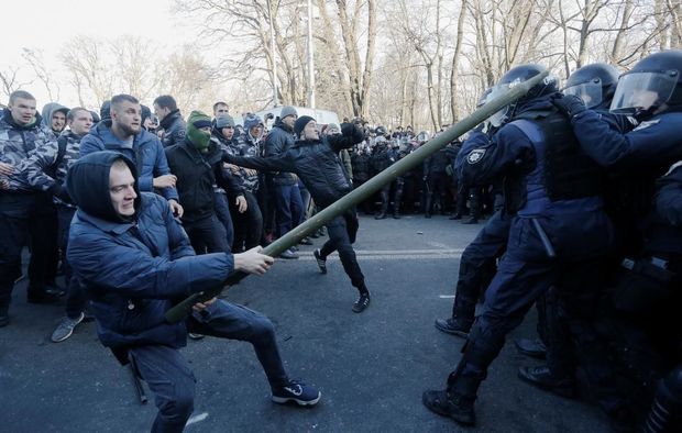 Ukraynanın Ali Radasının yaxınlığında etirazçılarla polislər arasında münaqişə