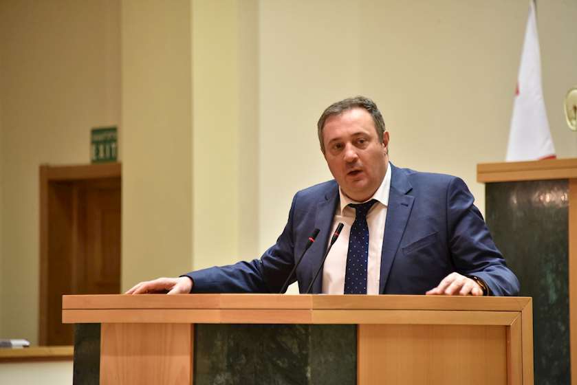 Gürcüstan parlamentinin komitə sədri istefa verib