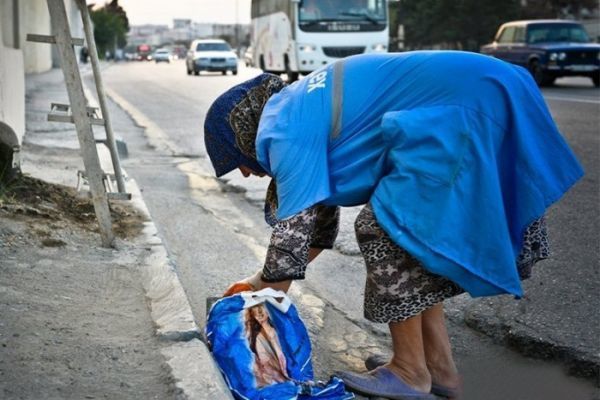 Mikroavtobus süpürgəçini vuraraq öldürdü