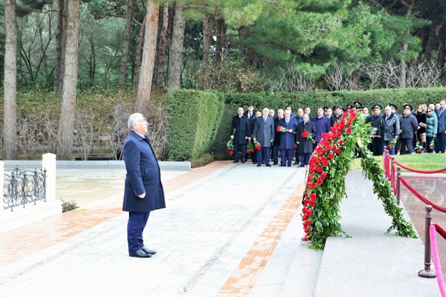 AAYDA kollektivi fəxri xiyabanı ziyarət edib-FOTOLAR