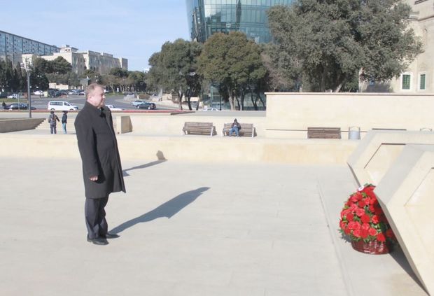 Belarusun Azərbaycandakı səfirliyinin kollektivi Həzi Aslanovun xatirəsini yad edib