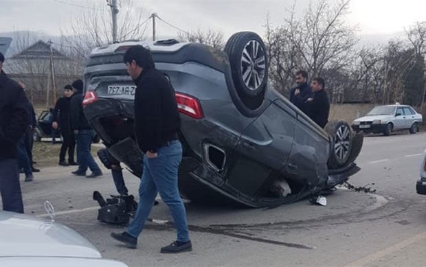 Azərbaycanda divara çırpılan maşın piyadanın üstünə aşdı – FOTO