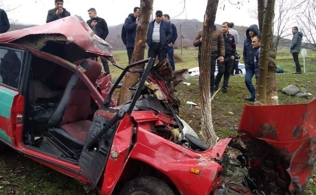 İsmayıllıda minik avtomobili yük maşını ilə toqquşub, ölənlər və yaralananlar var – FOTO