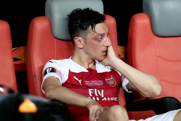 Mesut Özil maaşının azaldılmasına etiraz etdi