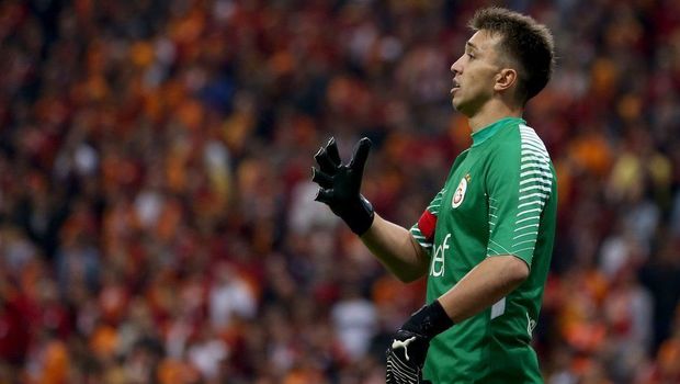 Muslera daha dörd il “Qalatasaray”ın formasını geyəcək