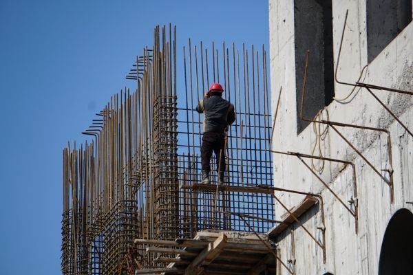 Bakıda fəhlə səkkizinci mərtəbədən yıxılıb öldü