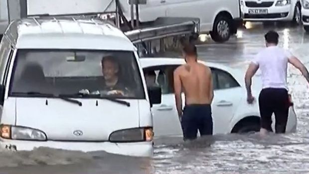 İstanbulda Meteorologiya idarəsini ildırım vurdu – FOTO