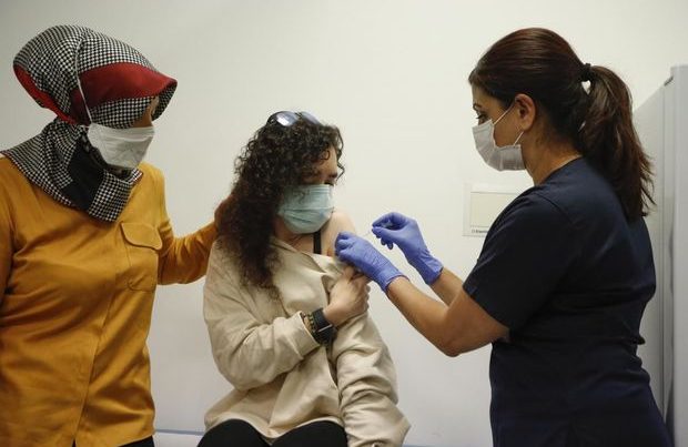 Türkiyədə könüllülərə Çinin koronavirus peyvəndi vuruldu