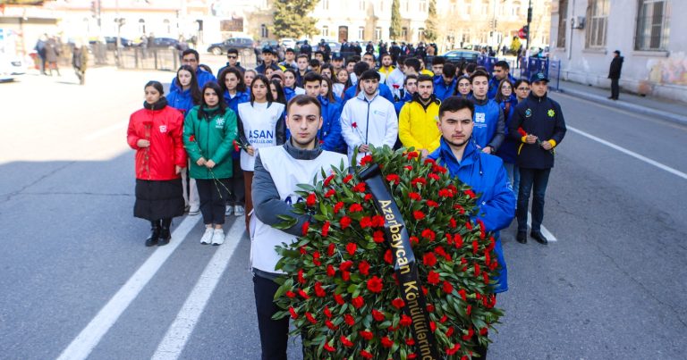 Azərbaycan könüllüləri Xocalı soyqırımı qurbanlarının xatirəsini ehtiramla yad edib – FOTOLAR