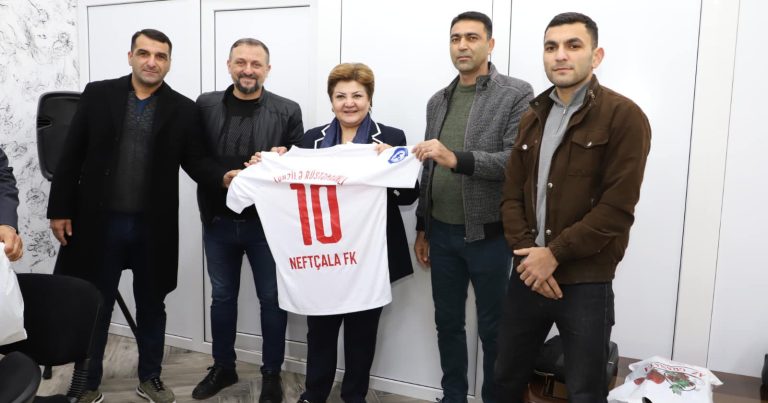 Millət vəkilinə “Neftçala” FK-nın 10 nömrəli forması hədiyyə olundu – FOTO